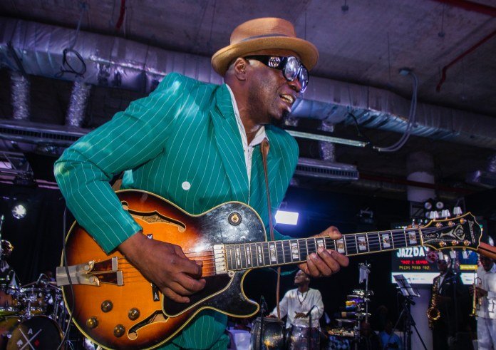Jimmy Dludlu, ícone do afro-jazz, celebra 40 anos de carreira com concerto duplo na KaTembe