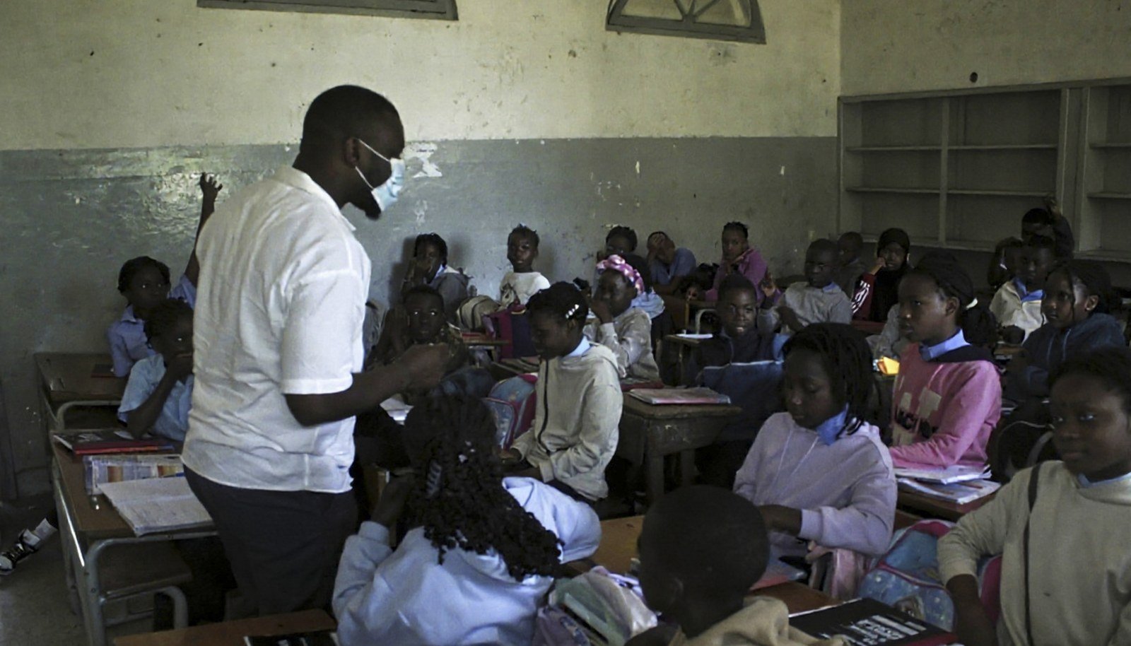 Kuvaninga dinamiza oficina de produção de livros artesanais para alunos no Jardim Tunduro