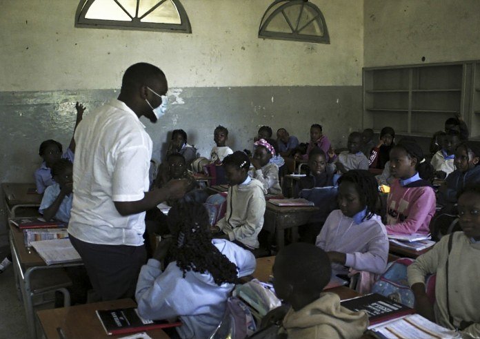 Kuvaninga dinamiza oficina de produção de livros artesanais para alunos no Jardim Tunduro