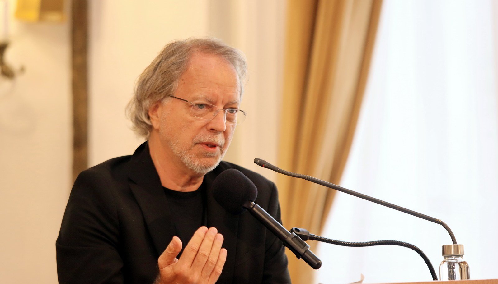 Mia Couto é Doutor Honoris Causa na Hungria